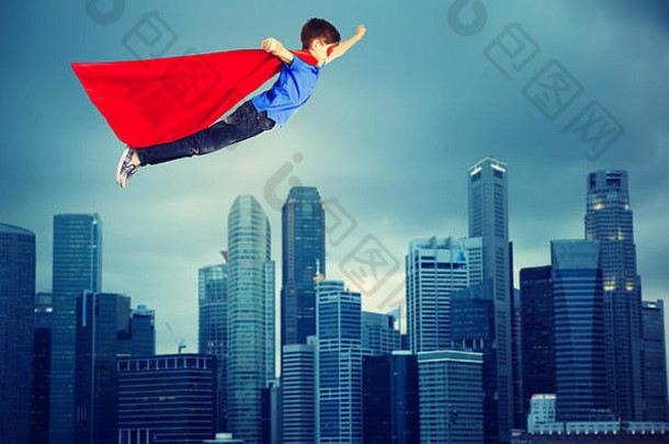 穿红色超级英雄斗篷的男孩飞过城市