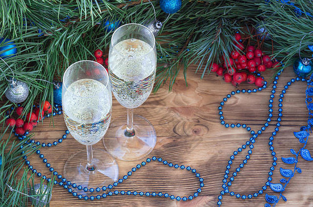 圣诞节一年生活作文<strong>香槟</strong>眼镜松树针状的红色的罗文浆果蓝色的银
