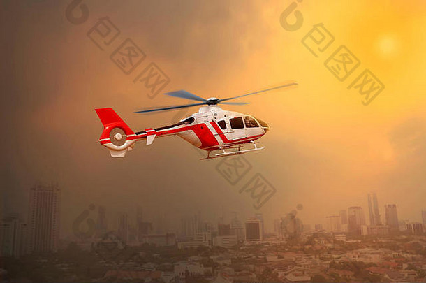 红色运输直升机在下午随城市景观飞行