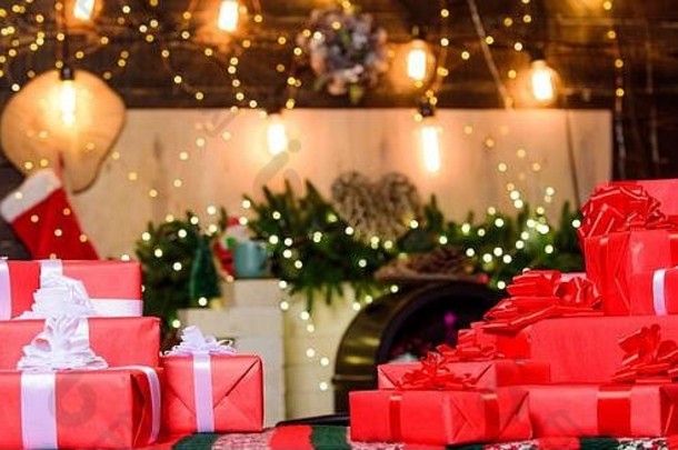 红色包裹。圣诞节和新年的概念。礼品盒与丝带蝴蝶结关闭。包装好的礼物或礼物。包装礼品的概念。神奇的时刻。为家人和朋友准备惊喜礼物。