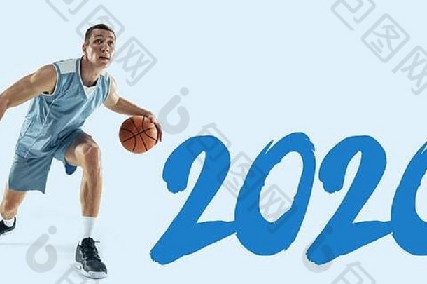 一年会议年轻的高加索人篮球球员行动运动跳孤立的蓝色的背景概念体育运动运动能源动态健康的生活方式培训摩天观景轮