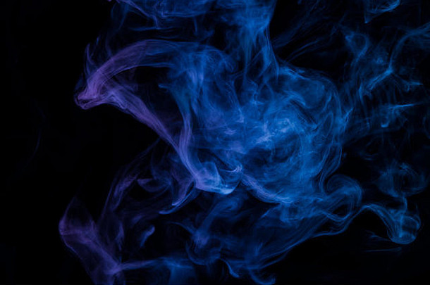 黑色孤立背景上<strong>浓浓</strong>的蓝色和紫色烟雾。来自vape烟雾的背景