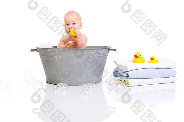 浴时间可爱的快乐婴儿女孩浴孤立的白色