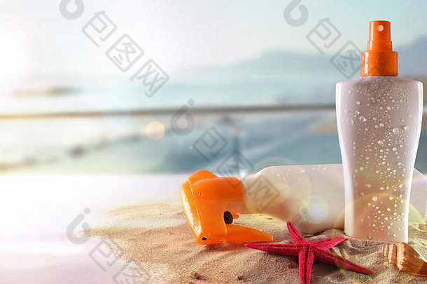 露台上的玻璃桌上放着两块涂有海星和贝壳的防晒霜，可以俯瞰海滩和阳光。水平构图。