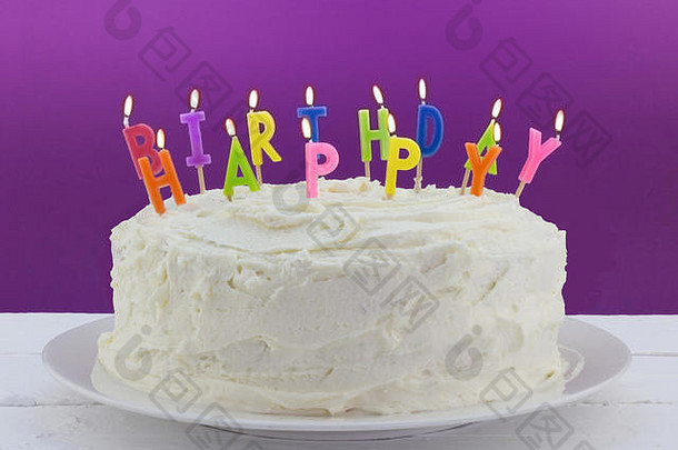 白色桌子上的生日蛋糕和蜡烛