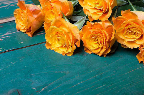 花束橙色玫瑰木背景