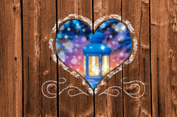 透过木墙上雕刻的心形，在下雪的日子里欣赏浪漫的圣诞节