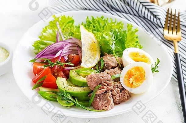 健康食品。金鱼沙拉配鸡蛋、生菜、樱桃西红柿、鳄梨和红洋葱。法国菜。