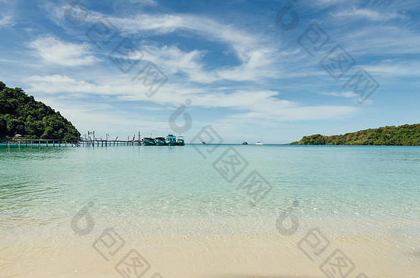 泰国普吉岛安达曼海的热带海滩，有小船和游艇。<strong>暑期</strong>、<strong>旅游</strong>、度假、度假概念。