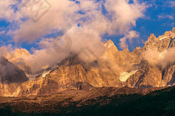 阿尔卑斯峰位于夏蒙尼地区。法国罗讷阿尔卑斯山奥弗涅的夏蒙尼。