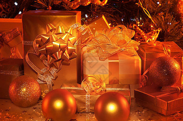 圣诞装饰的枞树下的新年<strong>礼物图片</strong>，许多不同的包装礼品盒，圣诞节期间的房屋装饰