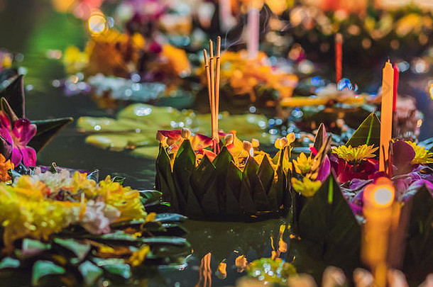 在泰国，人们购买鲜花和蜡烛点燃并漂浮在水面上，以庆祝节日