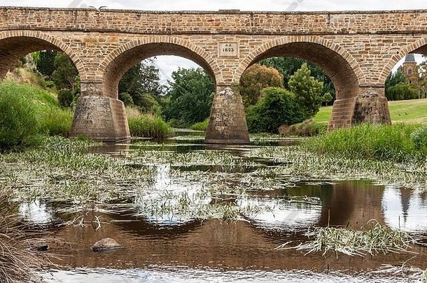 里士满塔斯马尼亚澳大利亚12月2015水行特写镜头拍摄棕色（的）石头历史桥煤炭河反映了水