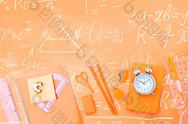 返回学校风格的边框，橙色背景上有彩色学校用品和数学公式