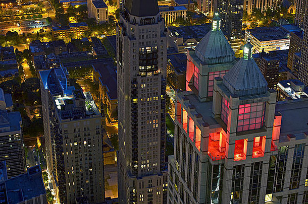 从鸟瞰芝加哥的夜景。美丽的夜景。美国<strong>城市图片</strong>集。