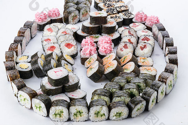 日本料理餐厅，寿司卷盘或拼盘套装。寿司套装与制作