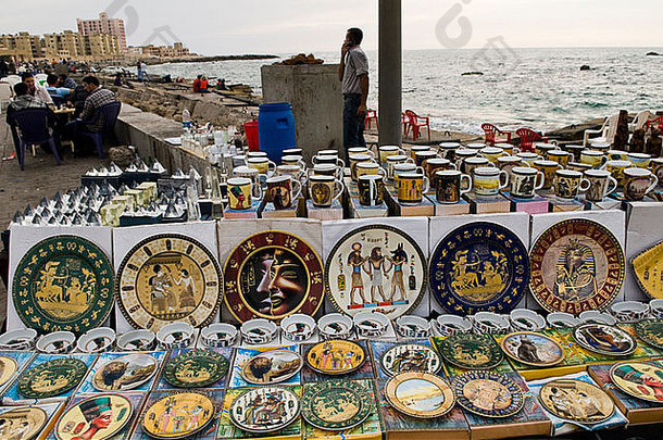 埃及亚历山<strong>大展</strong>示陶瓷盘子的纪念品商店。