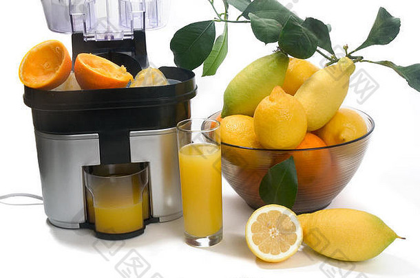 电动榨汁机，用于榨汁橙子、柠檬和葡萄柚，拍摄于白色背景下的摄影棚