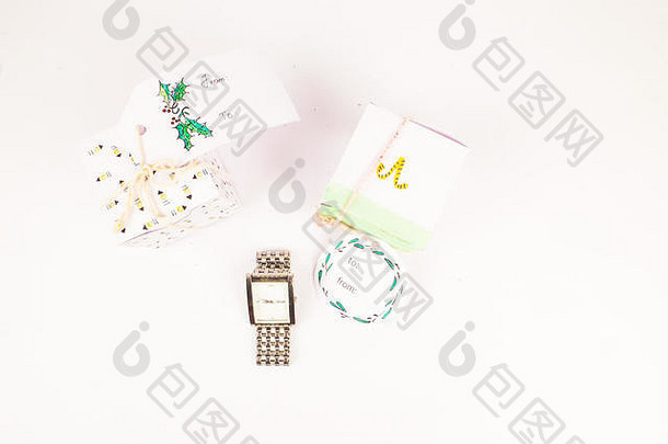 圣诞装饰平面布置，方形礼盒，男士银色手表，用于庆祝最佳圣诞假期邀请背景图片