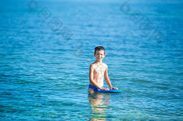 男孩通气管海可爱的孩子穿面具鳍状肢潜水沙子热带海滩海洋海岸