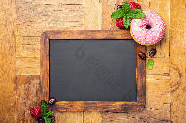 黑色黑板配粉色釉面甜甜圈