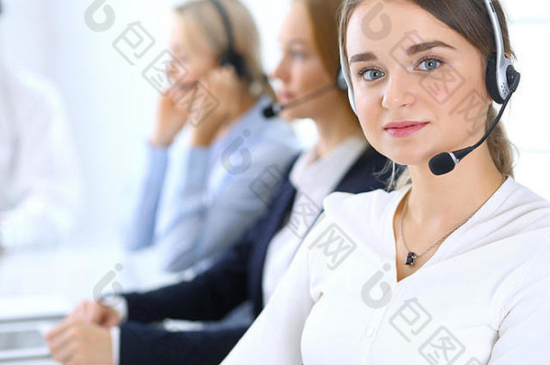 调用中心集团运营商工作焦点浅黑肤色的女人业务女人耳机