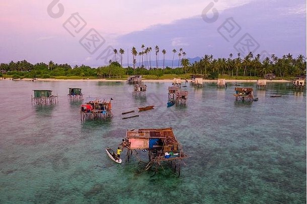 马来西亚婆罗洲沙巴Sempona日出/日落时Sempona岛和海上吉普赛水村鸟瞰图。