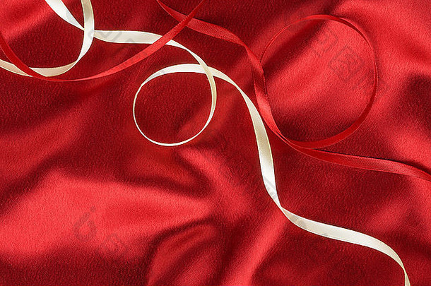 红色的白色丝带红色的丝绸背景