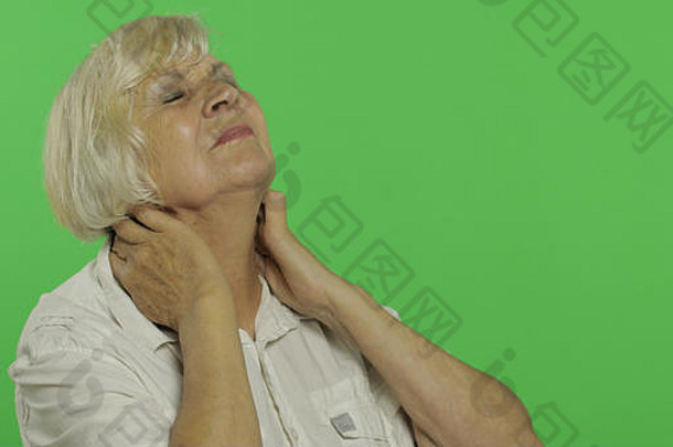 颈部疼痛的老年妇女。穿着白衬衫的漂亮老奶奶。放置您的徽标或文字。色度键。绿色屏幕背景。情感概念