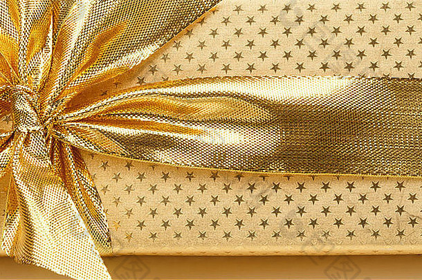 豪华礼品上金色丝带的特写细节