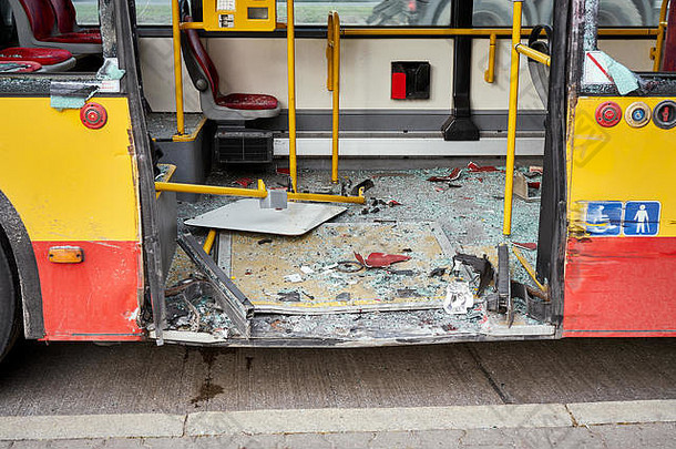 视图摧毁了城市公共汽车路事故