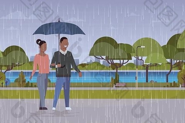 雨伞下的情侣非裔美国人男女浪漫漫步雨城城市公园风景背景全长人物平面