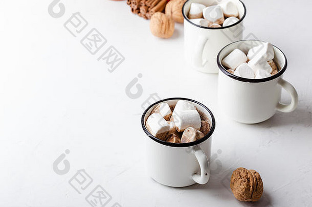热巧克力，<strong>节</strong>日白色桌子上的可可，传统的<strong>秋冬</strong>热饮料，白色杯子里的棉花糖，特写