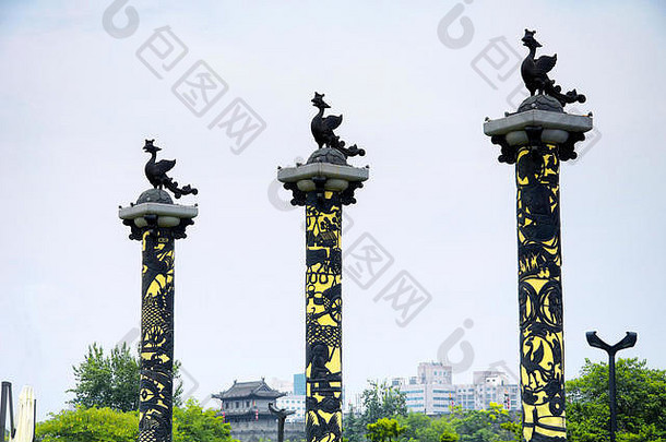 中国陕西省西安市永宁南门的三根图腾柱上刻有凤凰。