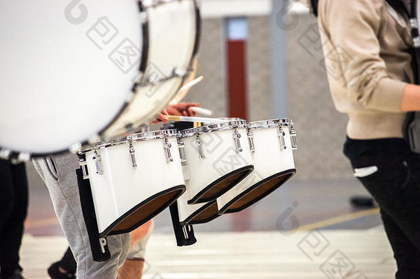 具有不同五度调谐鼓的打击乐器，用于鼓队和机械乐队