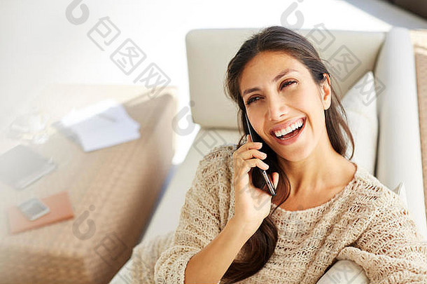 笑女人会说话的细胞电话沙发