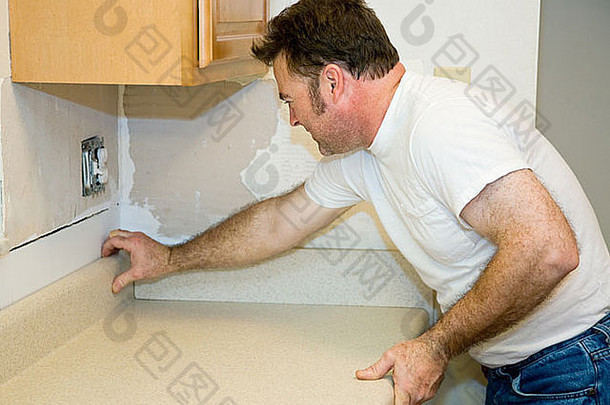 承包商在厨房改造项目期间层压台面