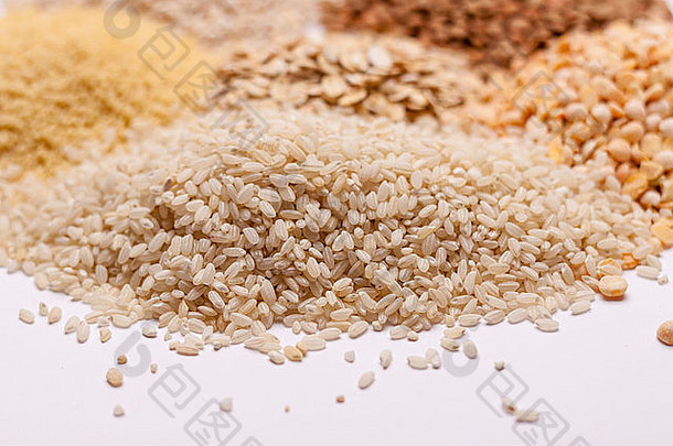 蒸粗麦粉、大米、豌豆、粗砂、燕麦、小扁豆-白色背景。