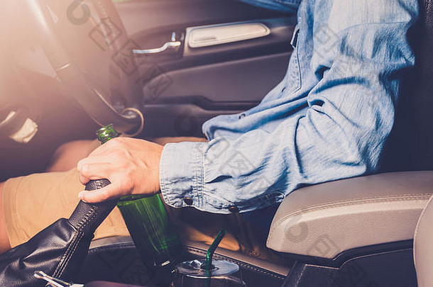酒后驾车，开车时喝酒和使用手机，使用手机或醉酒时安全驾驶