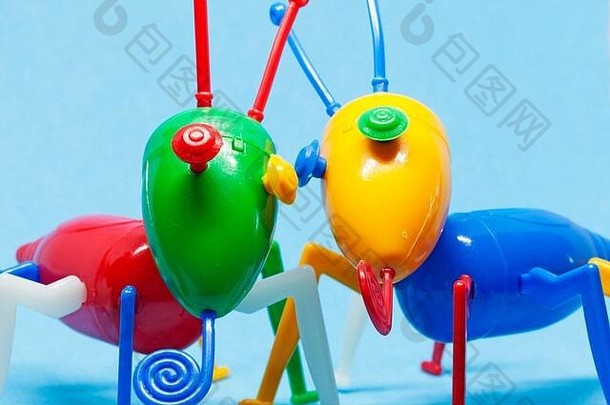 两个蓝色背景上代表跳蚤的塑料玩具