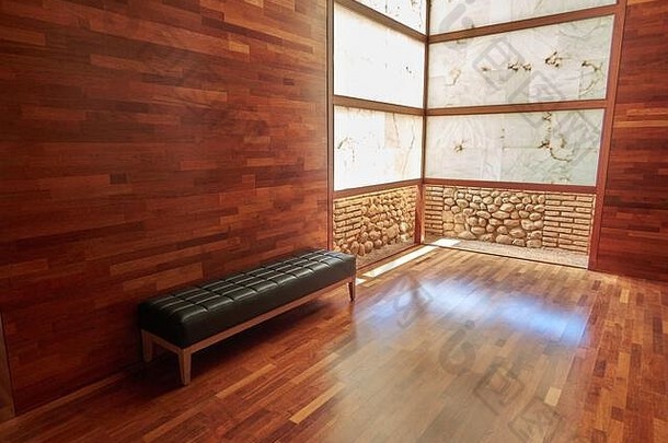 现代空间木皮革板凳上