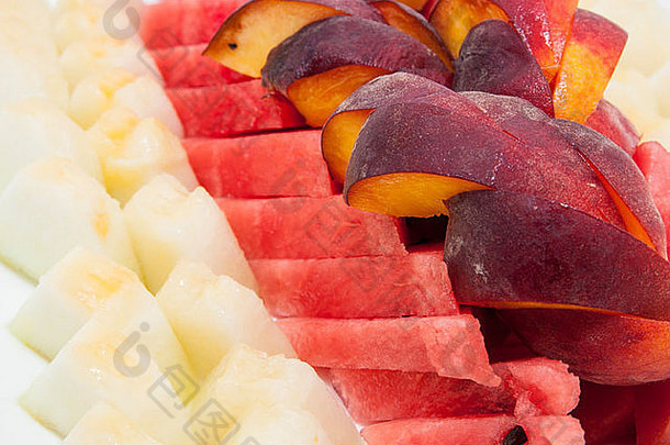 成熟多汁的水果和浆果放在白色盘子上