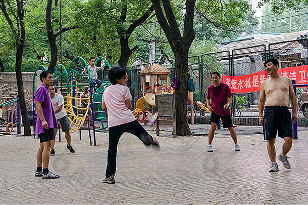 男孩踢羽毛球公园北京中国