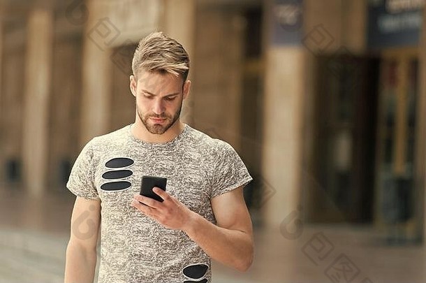 下载应用程序。男子以智能手机为背景。男子信息在线智能手机。现代智能手机应用。易于沟通。发送电子邮件。回应信息。城市wifi覆盖。