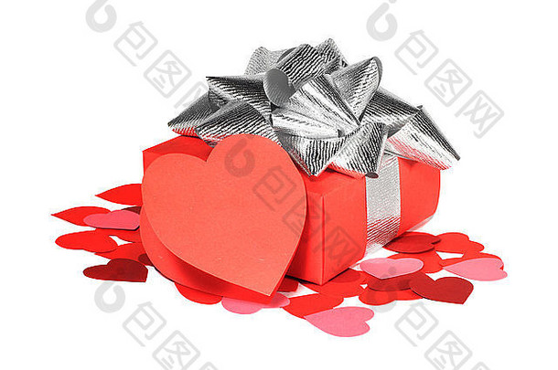 情人节礼物装在红色盒子里，贺卡装在白色盒子里