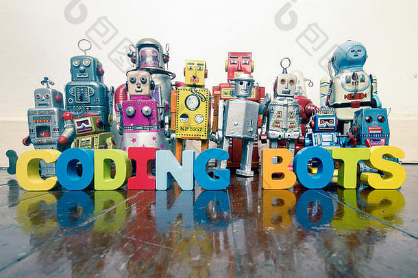 一队老式机器人站在一块古老的木地板上，上面用“机器人编码”这个词