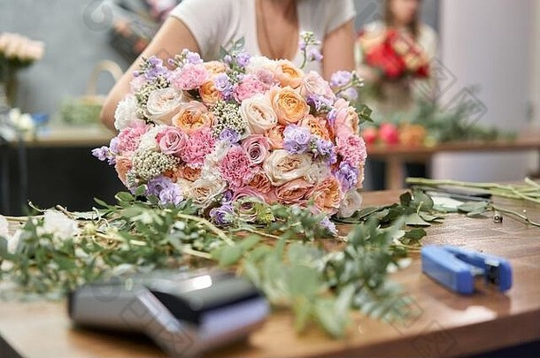 欧洲花店概念。花店女人创造了一束美丽的混合花。漂亮的新鲜的一束。教育、硕士班和花卉学