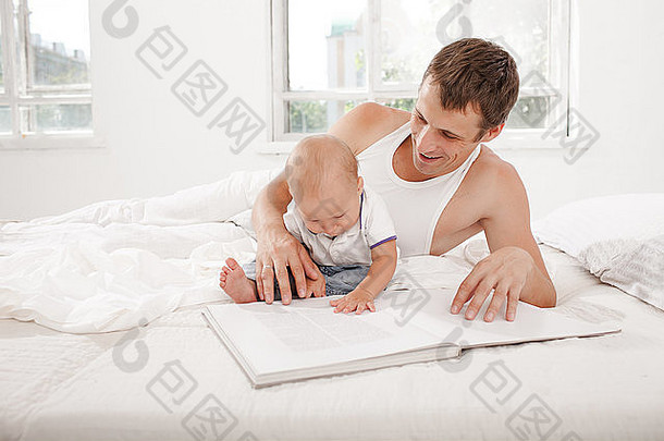 爸爸和宝宝一起看书