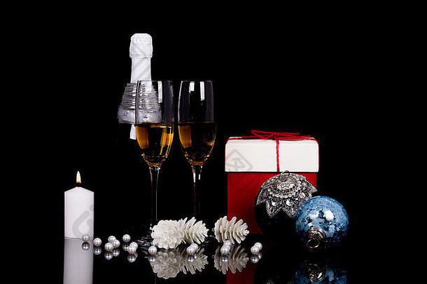 酒眼镜香槟圣诞节饰品礼物盒子蜡烛黑色的背景反射复制空间快乐圣诞节快乐