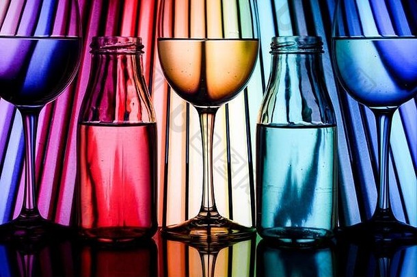 酒眼镜瓶行色彩斑斓的光绘画集酒眼镜红色的白色玫瑰酒横幅